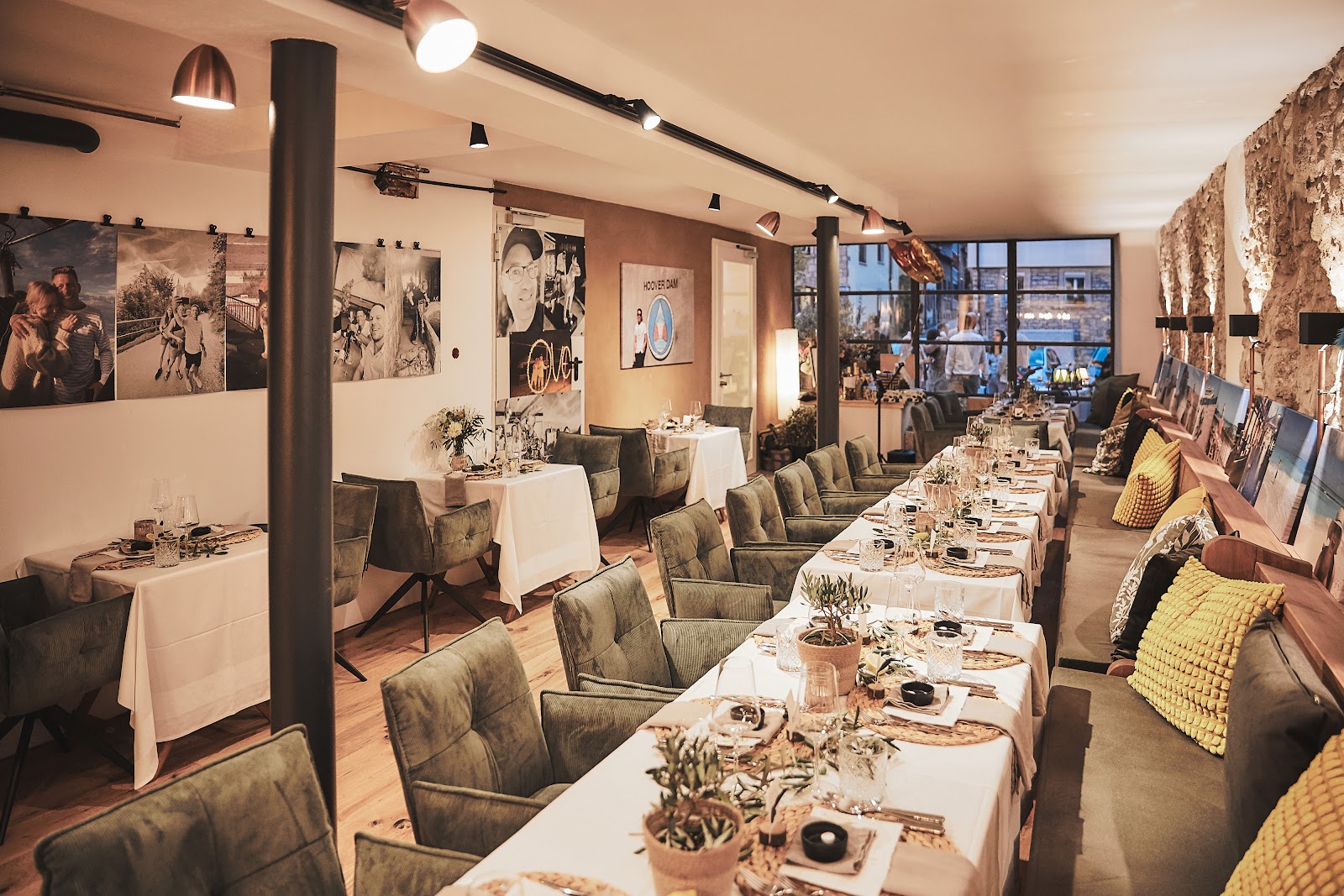 Festlich gedeckter Bruiloftssaal im Weinforum Franken