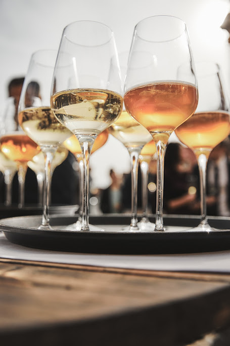 Champagnereceptie mit edlen Weingläsern