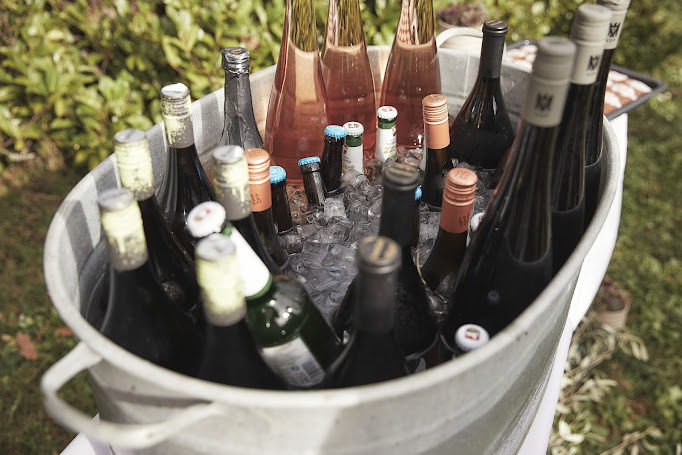 Weinflaschen auf Eis für die Bruiloftsfeest