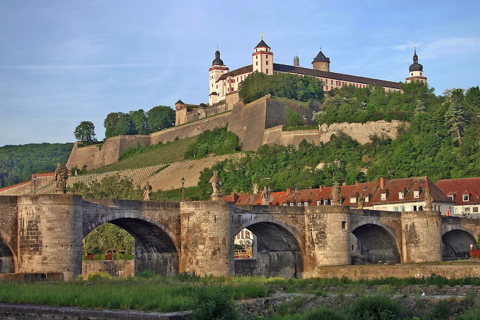 Würzburg – Festung Marienberg und Alte Mainbrücke im Abendlicht