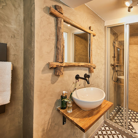 Wo Tradition auf Wellness trifft: Erfrischen Sie sich in einem Badezimmer, das den Charme des Fachwerks mit modernstem Design vereint.