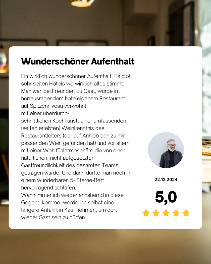 Paar beim privaten Candle-Light-Dinner mit Wein im Gewölbekeller