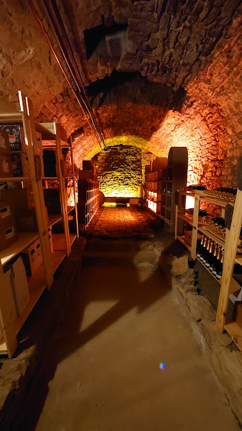 Stimmungsvoll beleuchteter Kellergang mit Weinregalen im Gewölbekeller Weinforum Franken