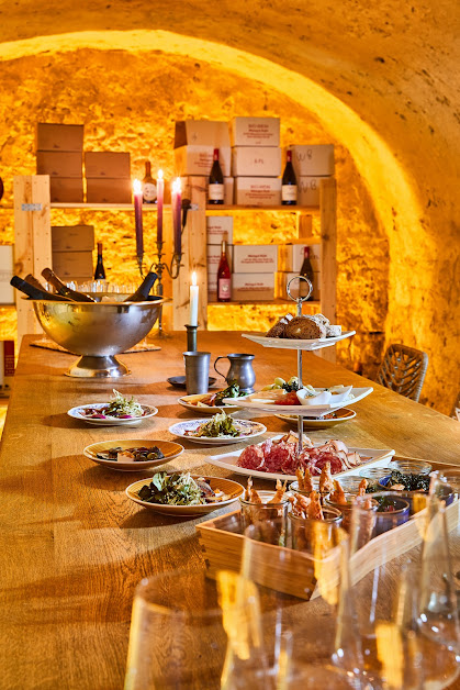 Regionale Käse- und Wurstspezialitäten auf der Vesperplatte im Gewölbekeller