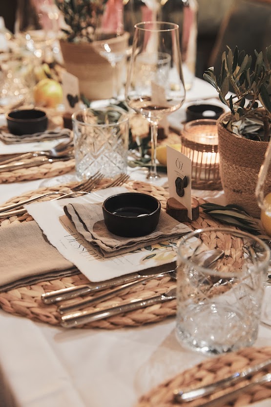 Festlich gedeckter Tisch für Hochzeitsfeier im Restaurant Weinforum Franken – Weidenkörbe und Olivenzweige