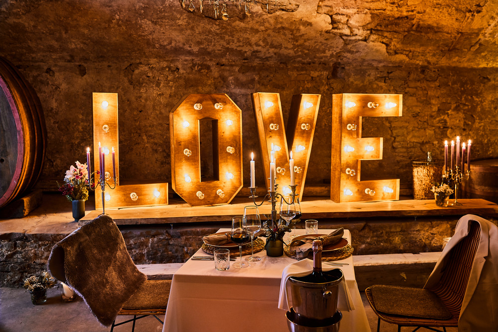 Romantischer Gewölbekeller des Weinforum Franken mit leuchtendem LOVE-Schriftzug – perfekte Hochzeits-Location Eibelstadt
