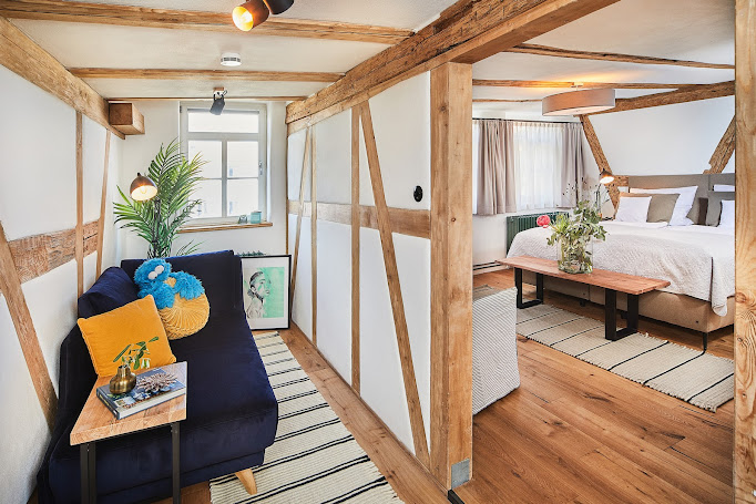 Fachwerkzimmer mit Wohn- und Schlafbereich